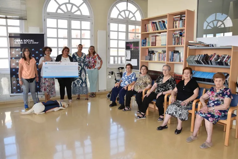 imagen de la entrega del cheque, terapia asistida con animales, Miguelturra 2019.