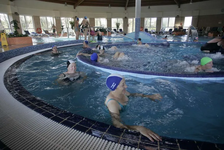 imagen de personas mayores en un balneario