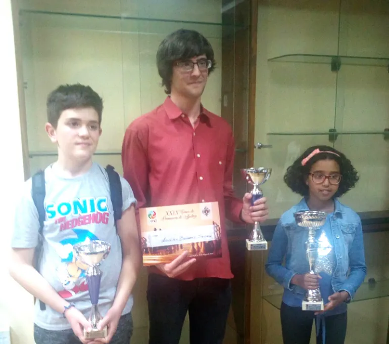 imagen de Jesús, Cristian y Lgalia en el torneo, mayo 2018, fuente imagen Club de Ajedrez de Miguelturra