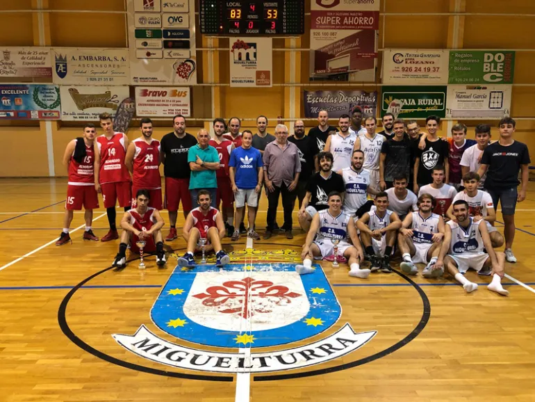 imagen de participantes y autoridades tras el partido, septiembre 2018, fuente imagen CB Miguelturra