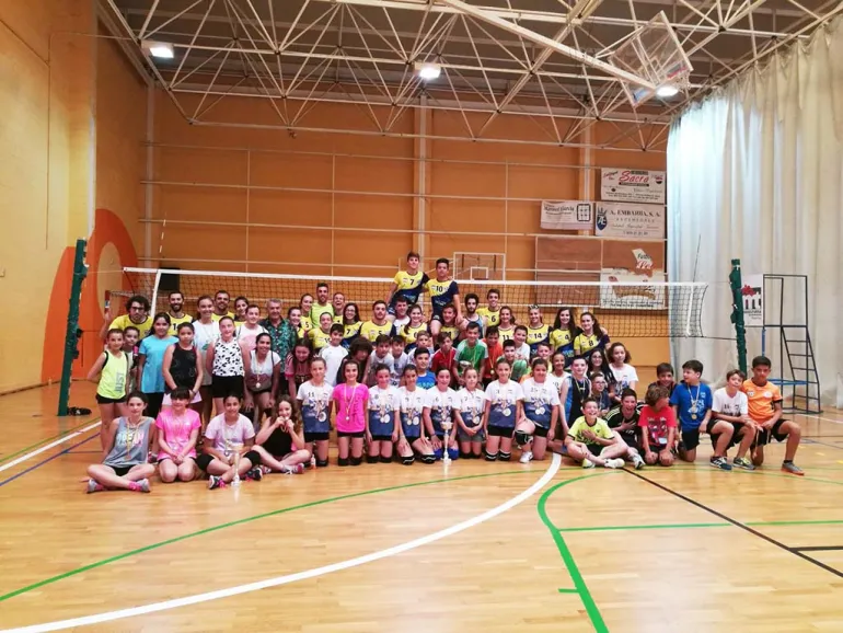 imagen de participantes y organización torneo interescolar voleibol, junio 2017