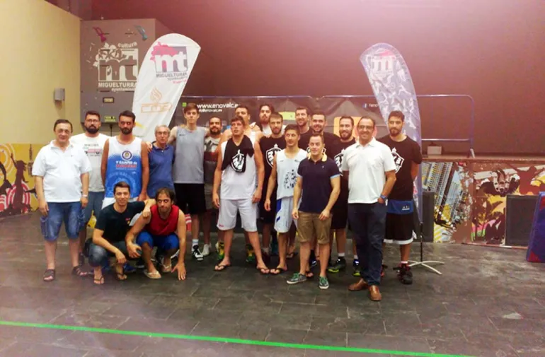 imagen ganadores, organización y autoridades tras el torneo de 3 por 3 baloncesto, imagen área de Deportes, julio 2017