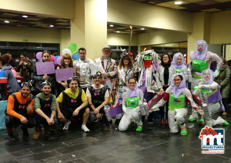 imagen de premiados y autoridades tras la celebración del concurso de trajes reciclados Carnaval 2016