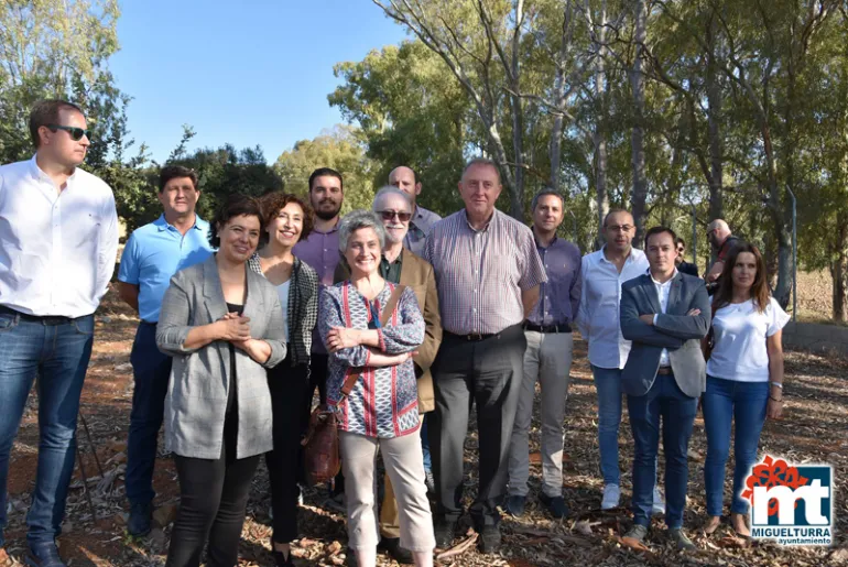 imagen grupal de autoridades y personal técnico en el embalse de la Torre de Abraham, octubre 2019