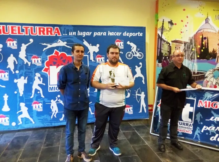 imagen de Julián Céspedes, Ángel Espinosa y Alberto Sánchez (izquierda a derecha) entrega de premios torneo ajedrez