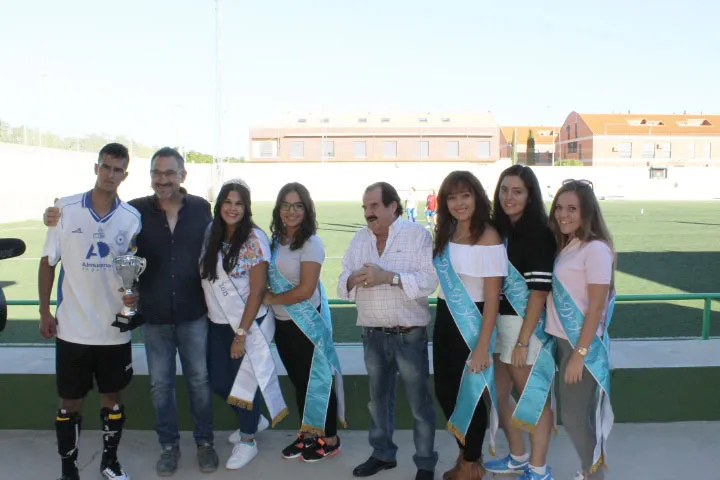 imagen entrega del Trofeo de Fútbol Virgen de la Estrella, ferias 2015