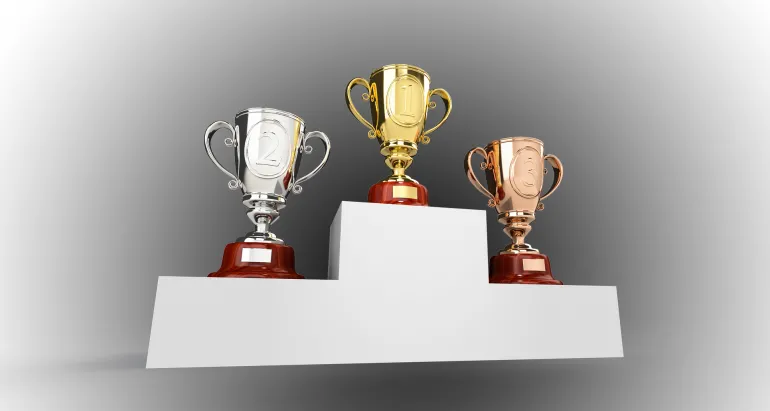 imagen de podio con tres trofeos, vectorial