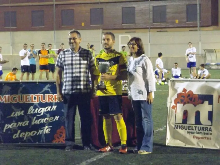 imagen de la entrega de trofeos al ganador del torneo, agosto 2016