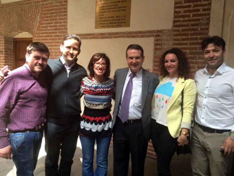 imagen de Victoria Sobrino junto participantes y presidente de la FEMP, abril 2016