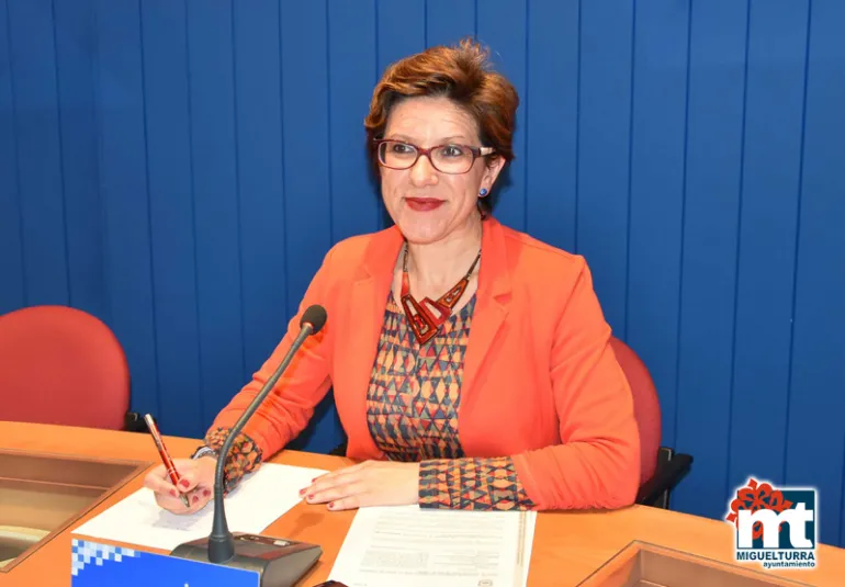 imagen de la alcaldesa de Miguelturra, Victoria Sobrino, dando cuenta de los puntos aprobados, abril 2019
