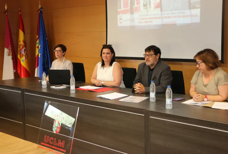 imagen de Victoria Sobrino, izquierda, durante la mesa ponencia, julio 2018