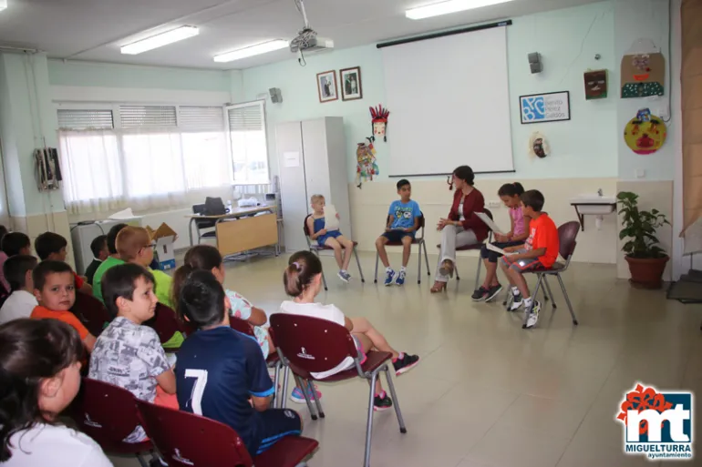 imagen de Victoria Sobrino con alumnado de Tercero de Primaria del Colegio Público Benito Pérez Galdós, junio 2017