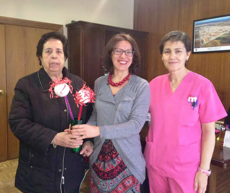 imagen de Victoria Sobrino con personas del Centro de Estancias Diurnas, Día Mundial contra el SIDA 2016