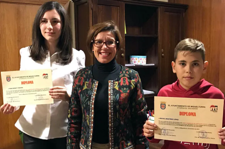 imagen de Gema Monroy Córdoba y Miguel Martínez López junto a la alcaldesa Victoria Sobrino, febrero 2018