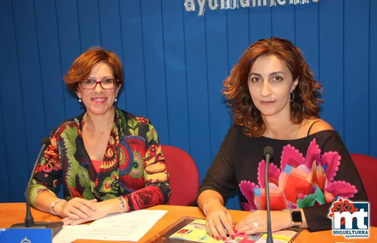 imagen de Victoria Sobrino y Fátima Mondéjar, izquierda a derecha, durante la rueda de prensa, octubre 2017