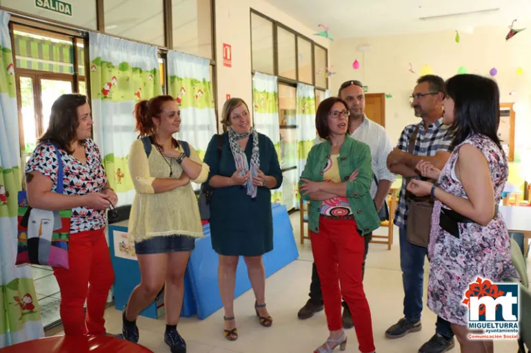 imagen de la visita de la nueva corporación municipal a la Escuela Infantil número 1, junio 2015