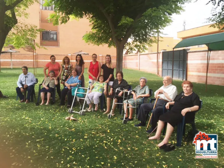 imagen visita del Servicio de Estancias Diurnas a la Piscina Municipal, agosto 2015