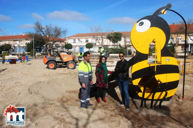 imagen de alcaldesa, concejal y técnico municipal en el parque, marzo 2017