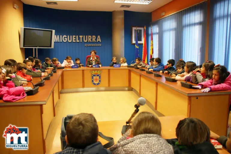 imagen de la visita del Clara Campoamor al Ayuntamiento con la alcaldesa, noviembre 2017