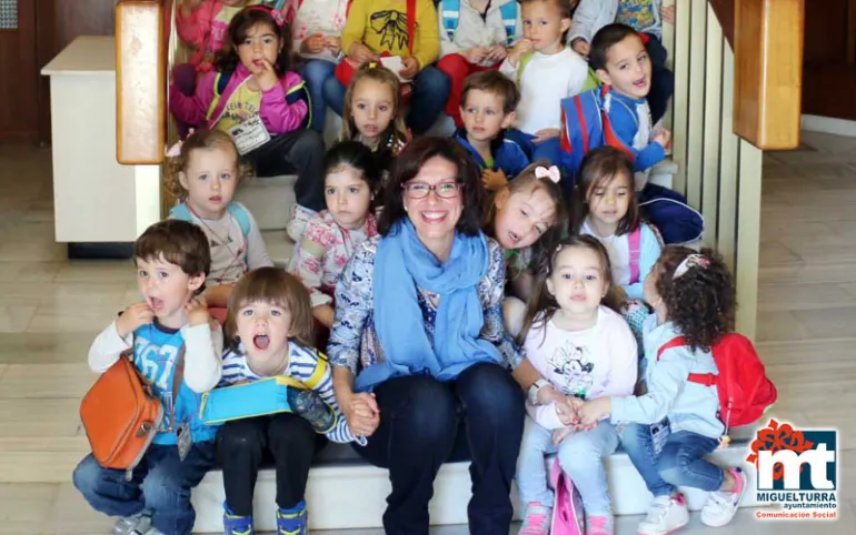 imagen de la alcaldesa Victoria Sobrino con niños y niñas del Colegio Público Benito Pérez Galdós, mayo de 2016