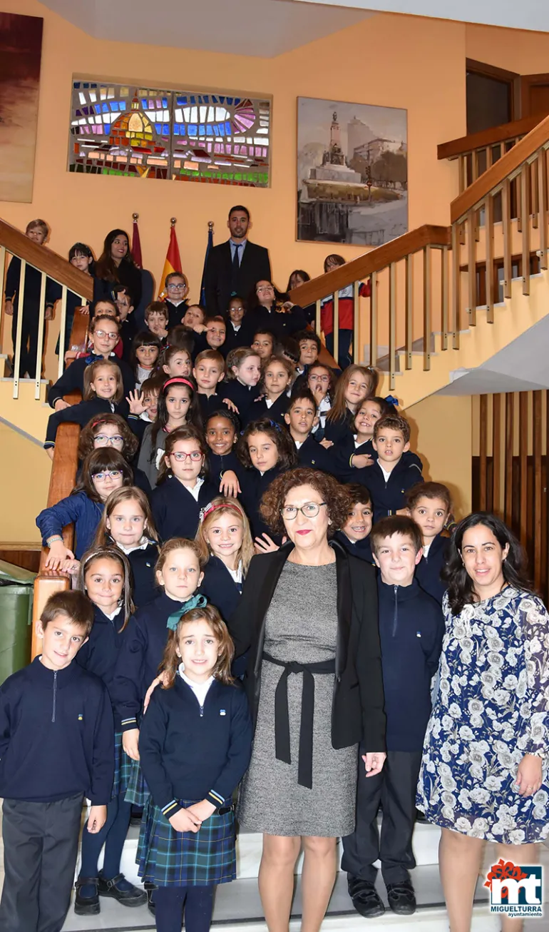 imagen de la Alcaldesa y la visita del alumnado y docentes del Colegio Concertado de La Merced, octubre 2019