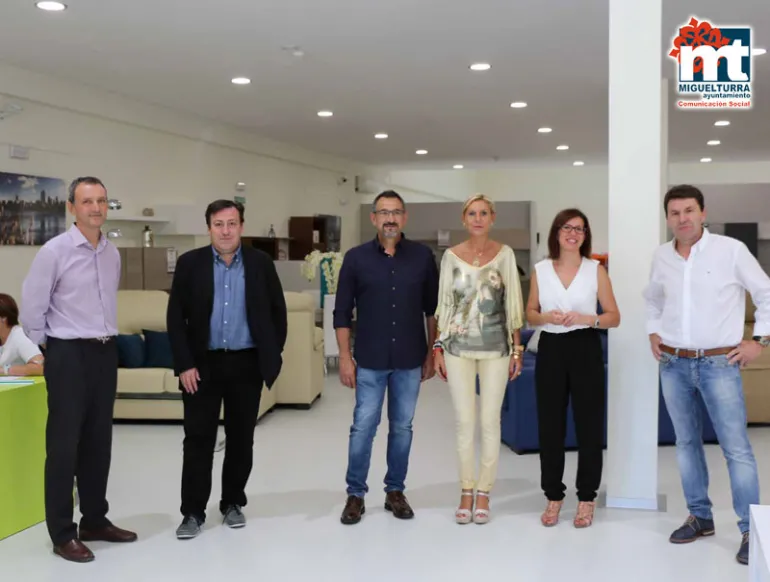 imagen de la visita institucional realizada a la empresa miguelturreña Maymobel, septiembre 2015