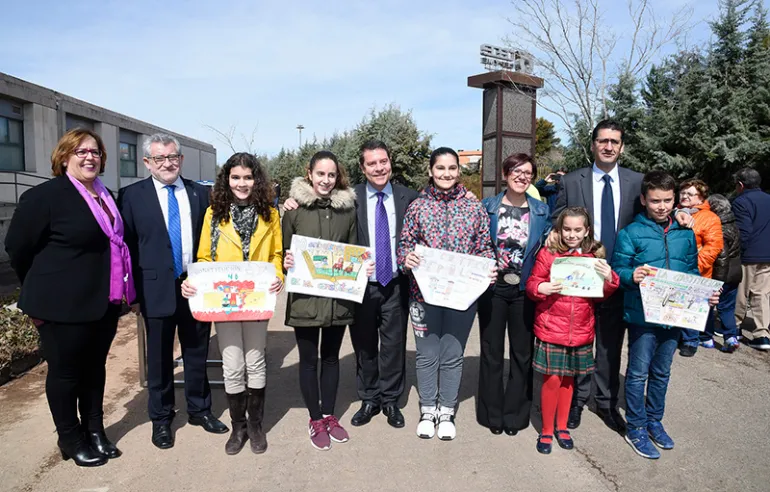 imagen de la visita institucional primera piedra del colegio, fuente imagen JCCM