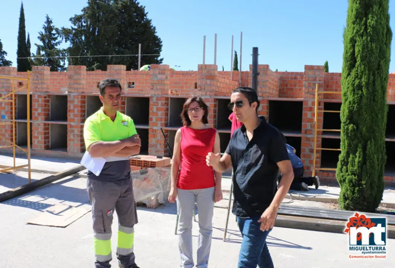 imagen visita de Sobrino y Céspedes a las obras del cementerio, junio 2016
