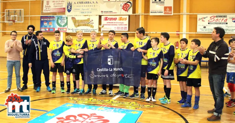 imagen de autoridades, organización y equipo infantil masculino A de voleibol, abril 2018