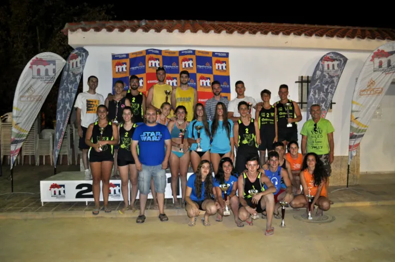 imagen grupal tras la celebración del Campoenato de Vóley Playa, julio 2015