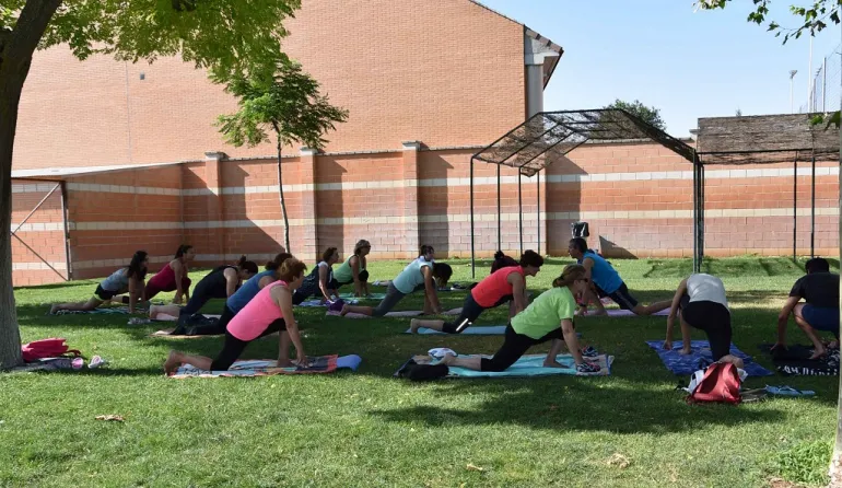 imagen de la actividad yoga en la piscina, Miguelturra, agosto 2019
