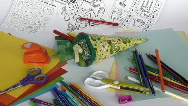 imagen de pinturas y elementos de colorear, alusión a trabajos de dibujo etapa infantil