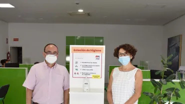 imagen de Arriaga y Redondo junto a una de las estaciones de higiene, julio 2020
