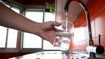 imagen de un grifo de agua de una cocina llenando un vaso