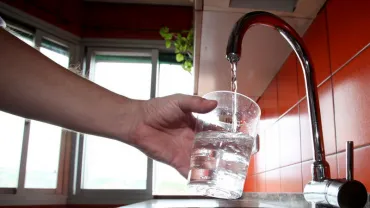 imagen de un grifo de agua llenando un vaso