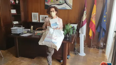 imagen de Laura Arriaga con parte de las mascarillas quirúrgicas recibidas, octubre 2020