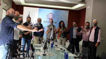 imagen de periodistas, asistentes, blogueros y organización durante un brindis