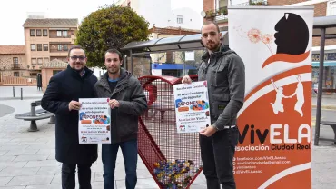 imagen junto a uno de los 2 contenedores que hay en Miguelturra de tapones para VivELA, diciembre 2020