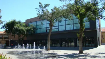 imagen de la fachada del Centro de Exposiciones y Representaciones Escénicas