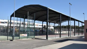 imagen de la nueva cubierta de la pista de tenis del Candelario León Rivas, julio 2020