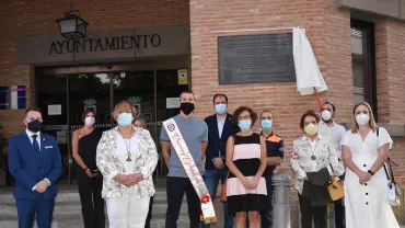 imagen descubrimiento placa homenaje fachada Ayuntamiento, septiembre 2020