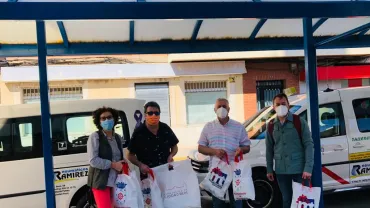 imagen de alcaldesa y concejal, a ambos lados, y taxistas, en la parte central, junio 2020