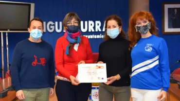 imagen de la entrega del cheque de la Media Maratón Rural 2020 a Cáritas Miguelturra, noviembre 2020