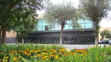imagen fachada de los jardines del parque Doctor Fleming con el CERE al fondo, Miguelturra