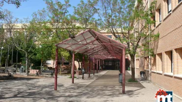 imagen de la fachada del Instituto de Enseñanza Secundaria Campo de Calatrava de Miguelturra