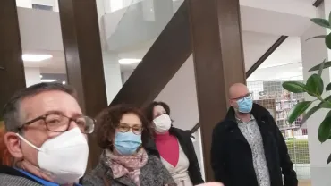 imagen de autoridades y pintor en la inauguración, febrero de 2021