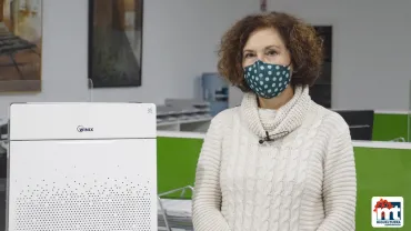 imagen de la alcaldesa Laura Arriaga junto a un purificador de aire, diciembre de 2020