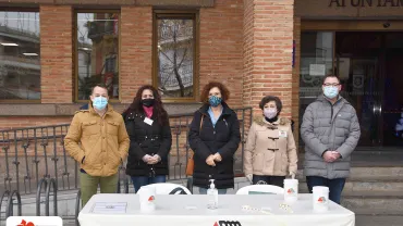 imagen de la mesa petitoria frente a la fachada del Ayuntamiento, diciembre 2020