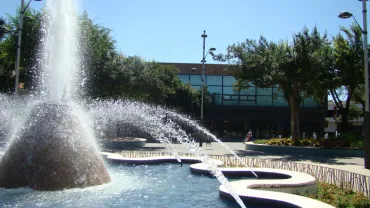 imagen del parque Doctor Fleming con el CERE al fondo