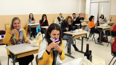 imagen catando aceite, diciembre 2020, fuente imagen Gabinete Prensa Multimedia